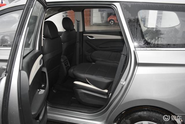 宝骏360后备厢空间可利用率很高,装载能力也较为出色,后排座椅支持