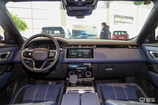 内饰方面,路虎揽胜星脉的内饰风格比较时尚,整个中控区域偏向于驾驶者