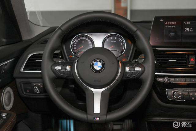 宝马1系车尾_方向盘_气囊