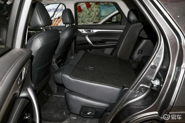 长安cs95后排空间还算宽敞,头部和腿部空间都有一定的余量,满足日常