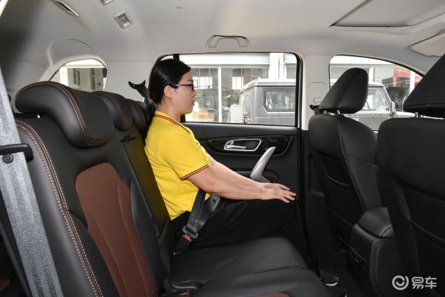 swm斯威x7后备厢空间表现还算不错,放倒后排座椅后,能够进一步扩展