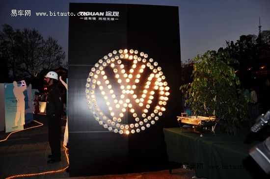 本次的入场方式十分特别,以亮灯代替传统的签到环节,所以来宾点亮的灯