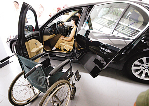 南京双下肢残疾人第一车宝利丰买宝马_汽车产经网