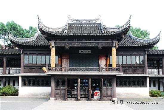 古代大家小姐虽有荣华富贵,待嫁闺中时却只能倚着这扇窗思绪万千.