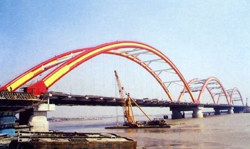 天津彩虹大桥路面出现塌陷 交通严重堵塞