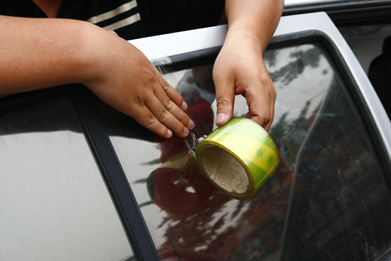 【用胶带把玻璃固定在顶部】