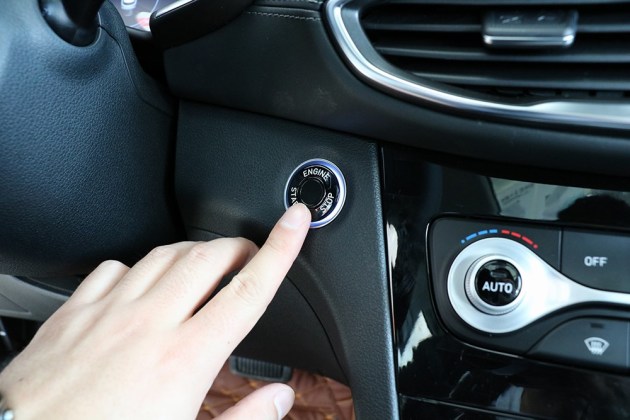 易车 > 正文  汽车!看见启动按钮中间的指纹识别区了吗?