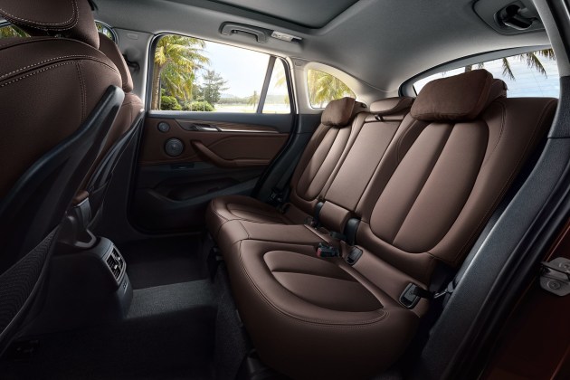 宝马x1后排_配置_泊车