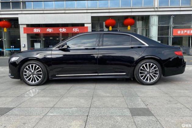 黑色的这个颜色#空间毕竟林肯大陆这款车的车身尺寸非常大,所以车内的