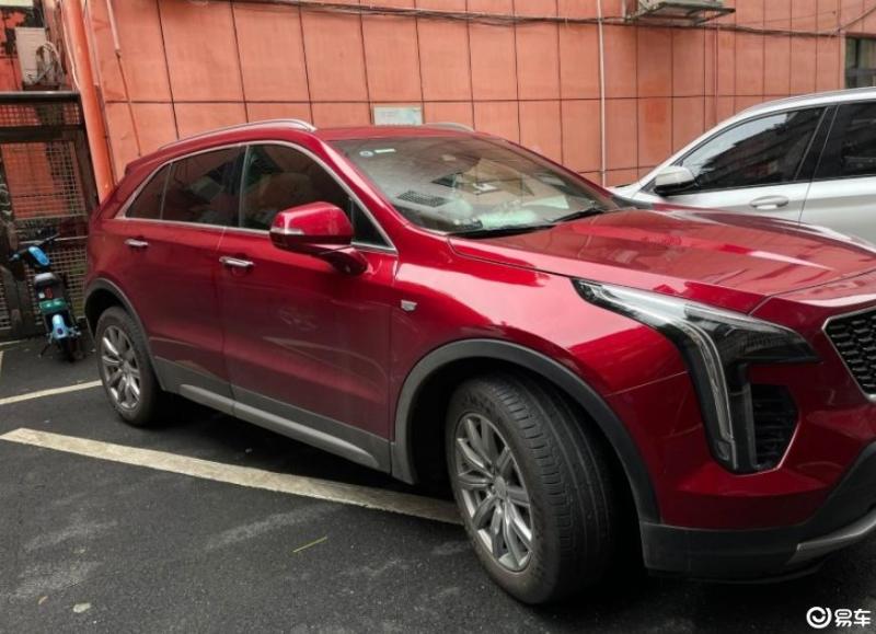 只是来看看车,结果刚好到了一台红色凯迪拉克xt4,就一眼,我就喜欢上了