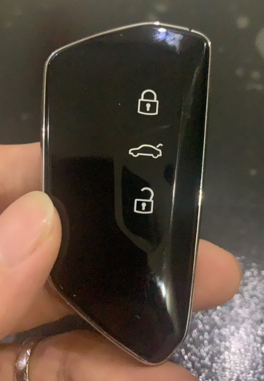 请问有jrs知道大众id.4x车钥匙怎么换电池嘛?