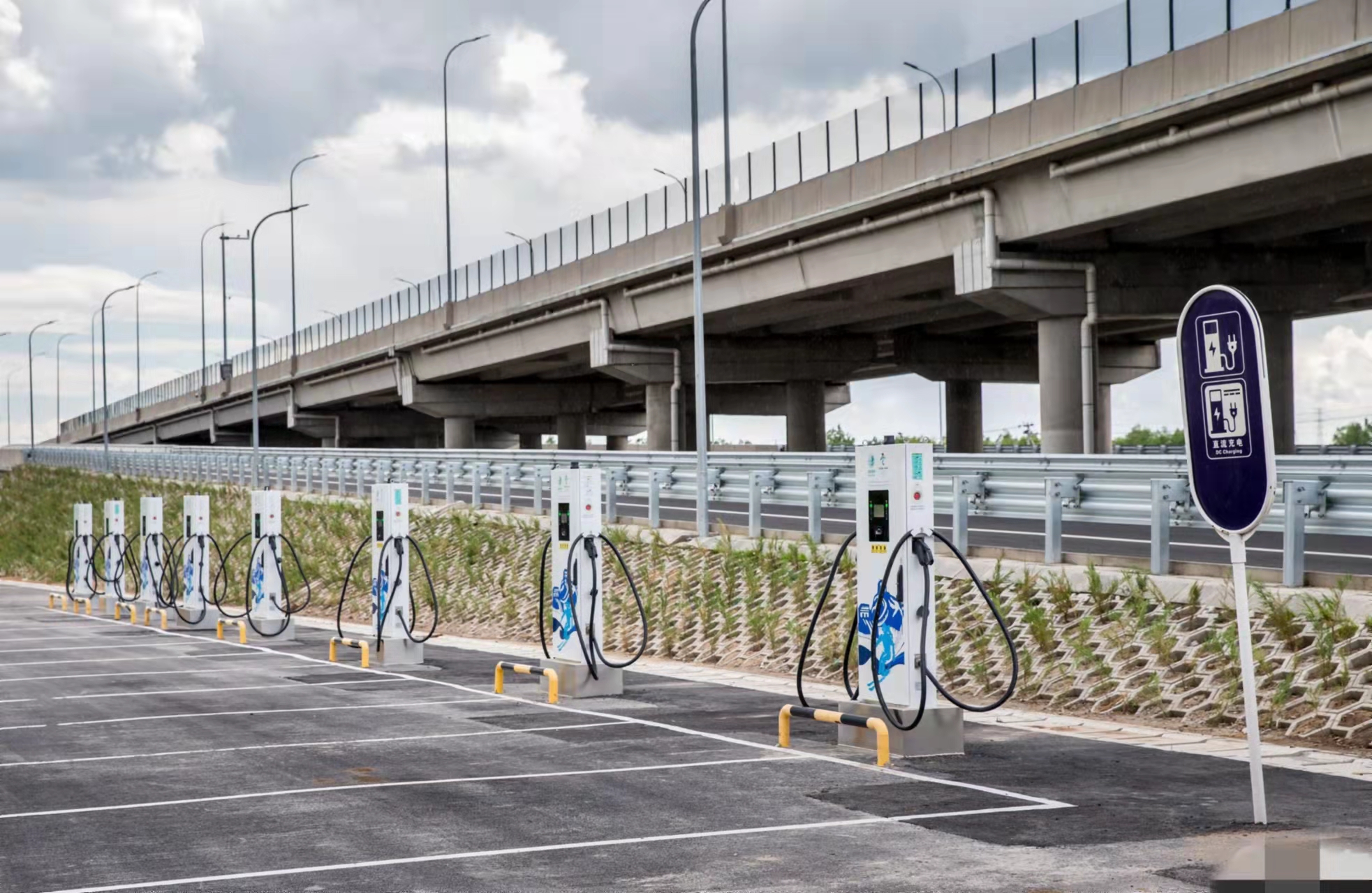 新时代!公路沿线电动汽车充电基础设施建设