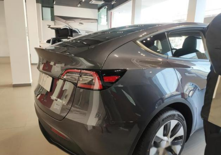 特斯拉车标像棺材钉那特斯拉呢