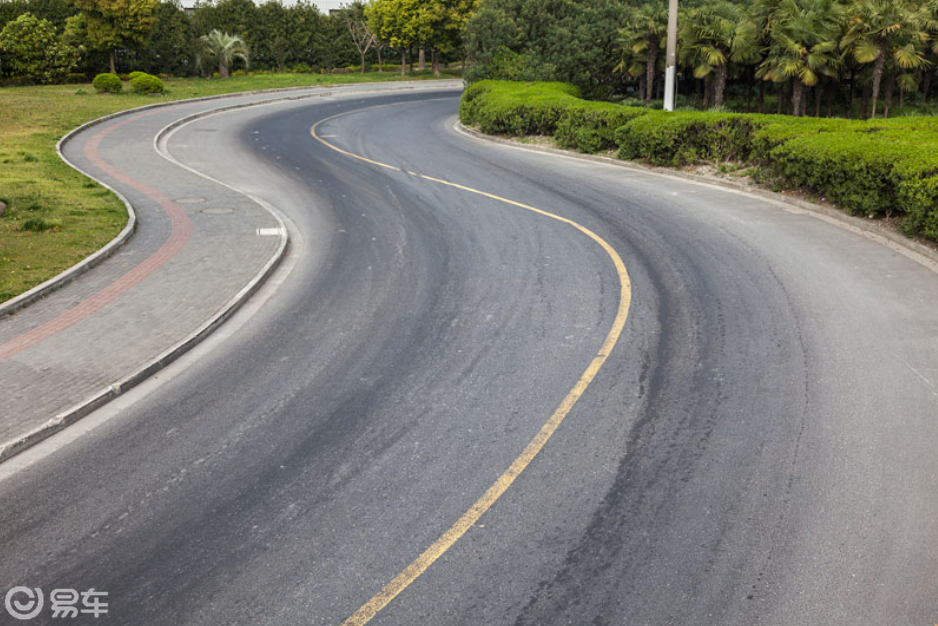 如何避免离心力影响汽车弯道行驶的技巧