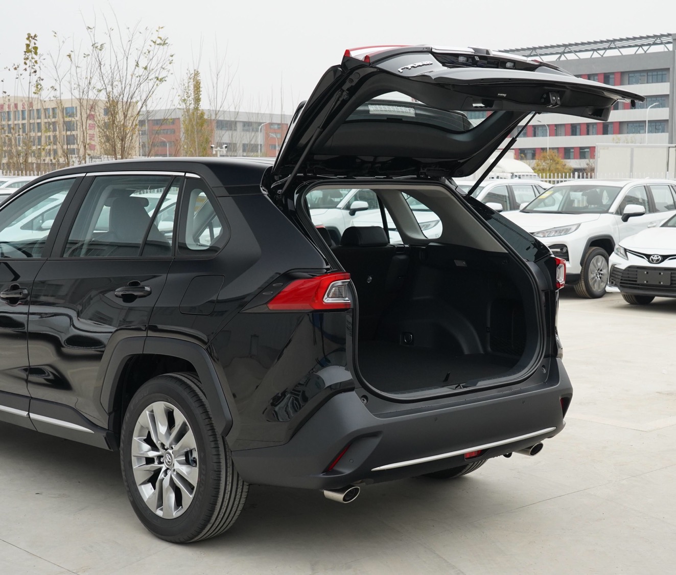 威兰达双擎使用电动后尾门时有什么注意事项?