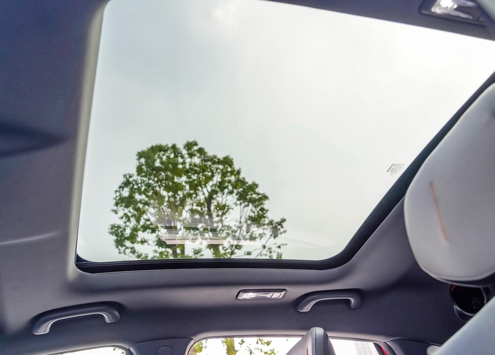 长安univ电动天窗怎么关闭