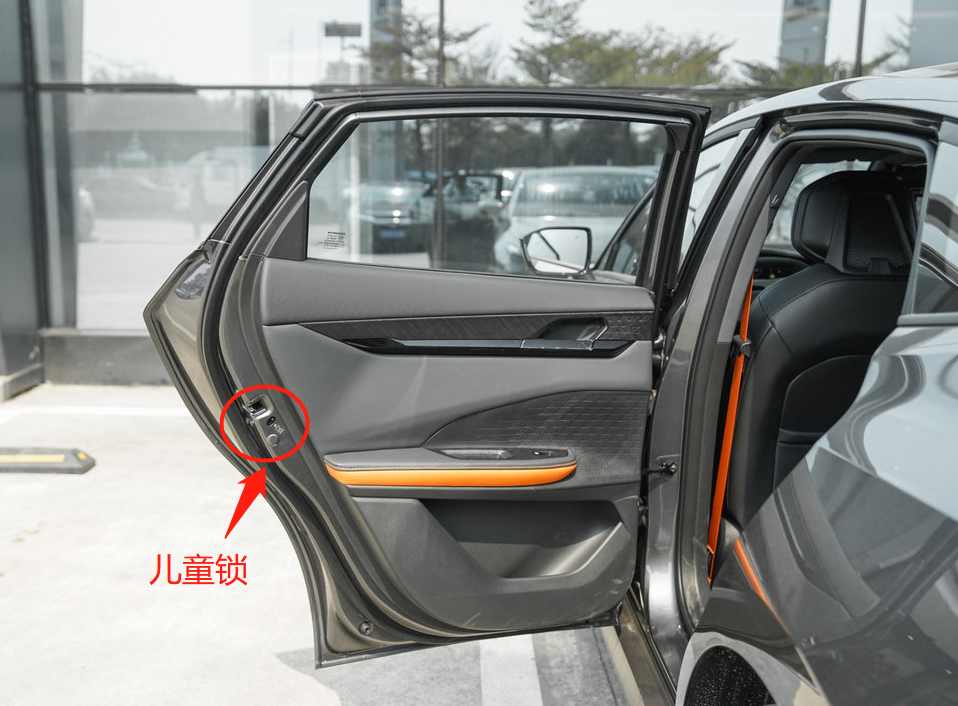 长安uni—v儿童安全锁在那里?