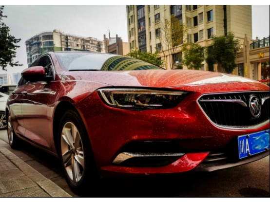 随手拍车记:马路边的红色的别克君威,想低