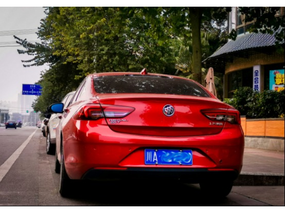 随手拍车记:马路边的红色的别克君威,想低