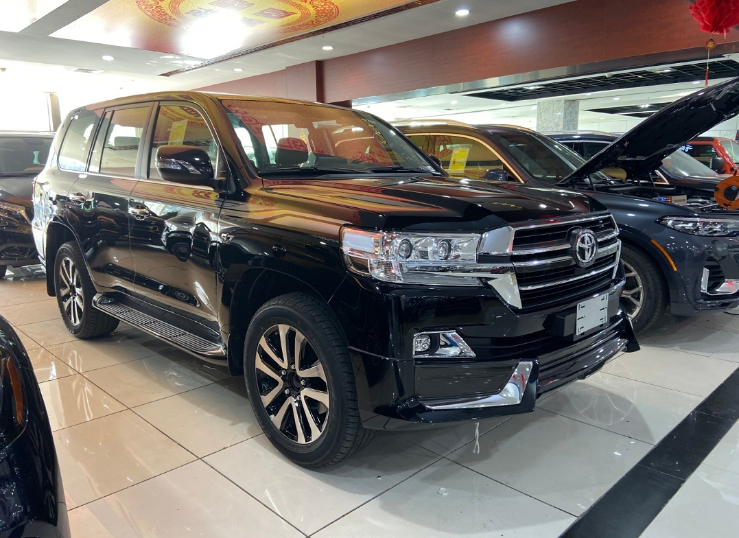 是一款性价比力高的suv,表面秉持家属的大气庄重,20款丰田酷路泽4000