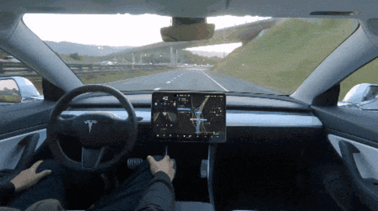 特斯拉在自动驾驶的路径上没有使用高精度地图进行驾驶辅助,而是依靠