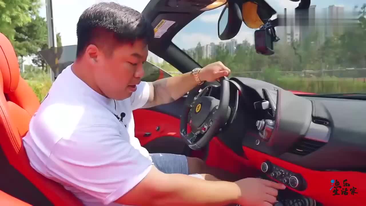 跑车志:胖小伙试驾2018款法拉利488
