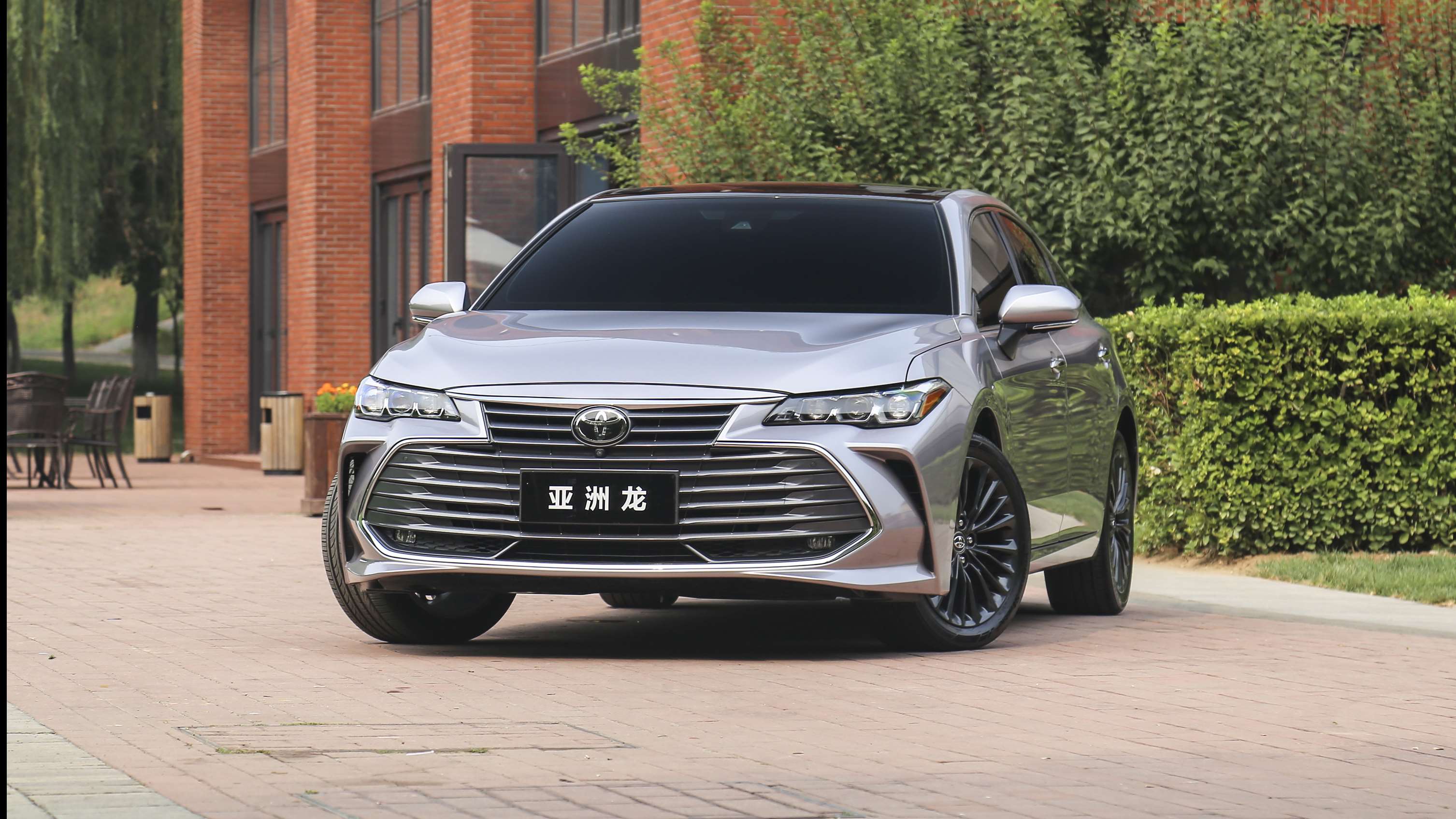 不到20万买丰田b级轿车是种怎样的体验实拍亚洲龙20l版本