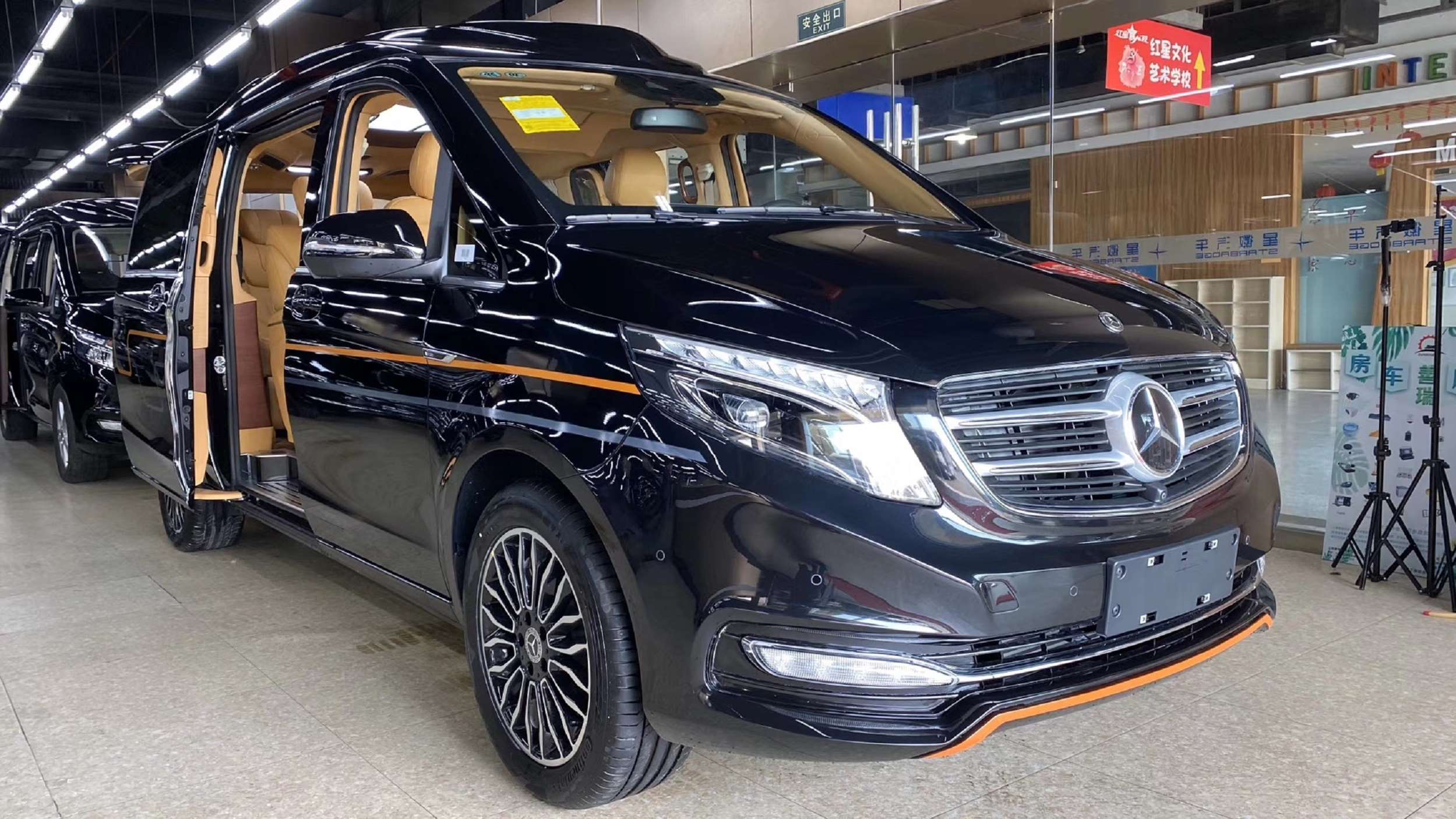 奔驰v260l高顶改装车不仅要看内饰设计更要看做工细节和功能