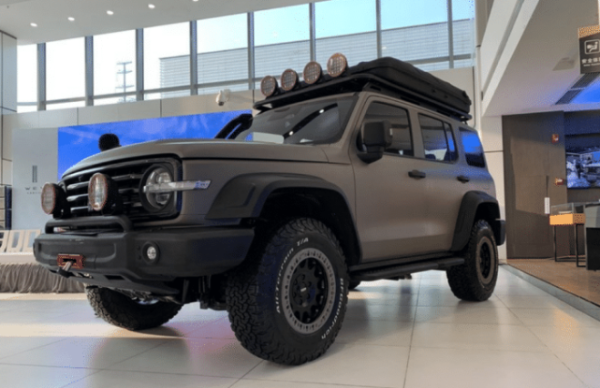 侧面a柱位置黑色涉水喉可以大幅度提升涉水能力,夏季城市内涝的情况