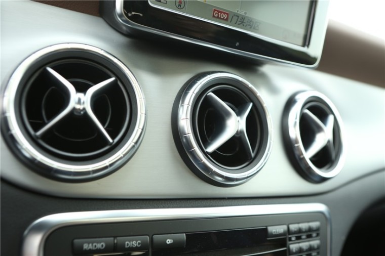 马鞍棕和金属银的配搭显得雅致而不失时尚感,十字形的空调出风口很