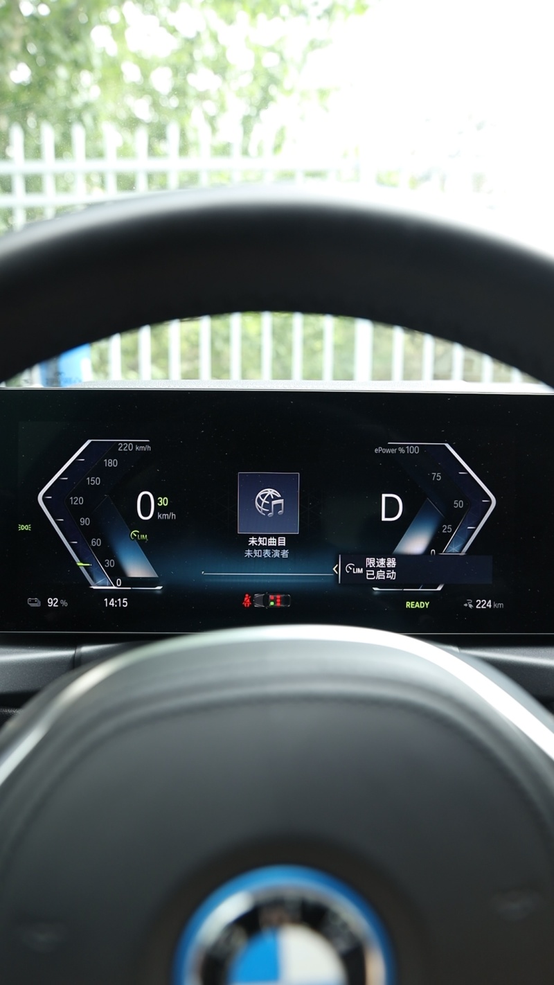 宝马宝马i32023款 eDrive 40 L 曜夜套装仪表及HUD显示信息视频说明书_显示/控制_易车