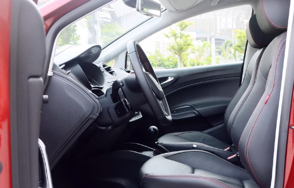 伊比飒ibiza前排开车的地方,主驾座位我坐着空间是完全足够了,座椅