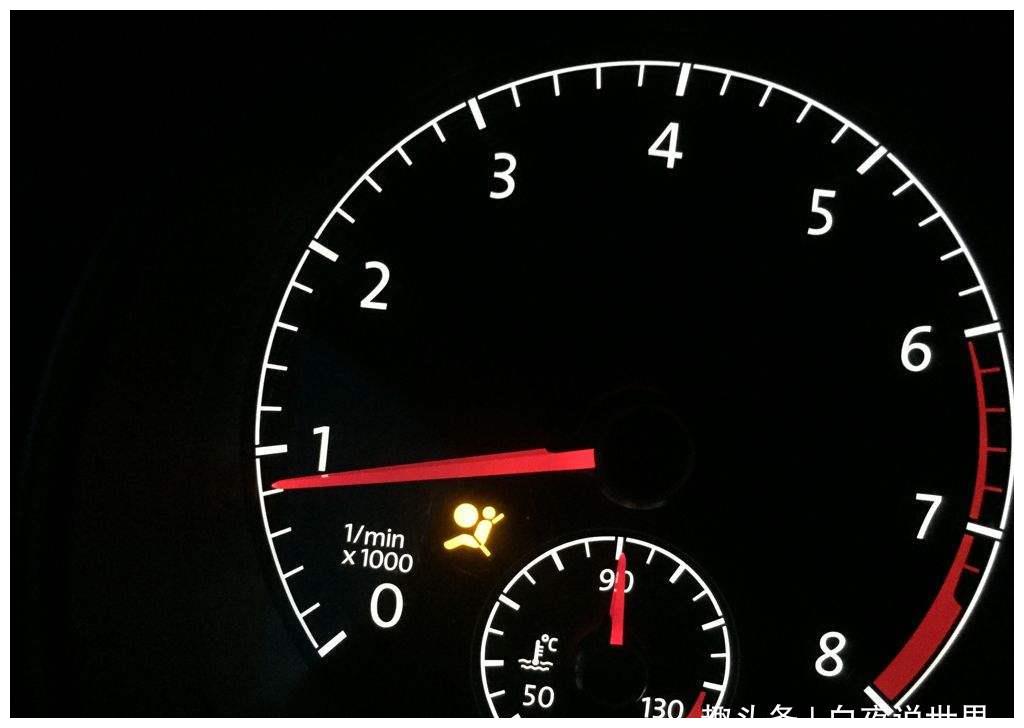 指示灯会提示人们车子什么地方出毛病了汽车的仪表盘上有很多的指示灯