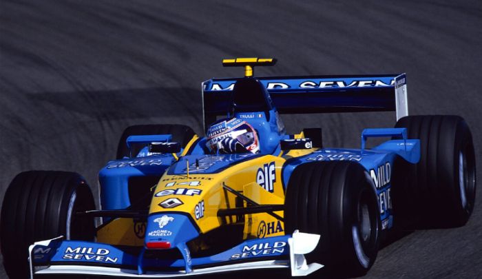 贝纳通车队f1赛车的驾驶室虽然空间不大但是合理的设计让驾驶员怡然