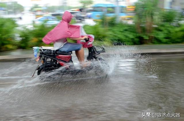 电动车被淋还能骑吗,下雨天骑电动车是否很危险?