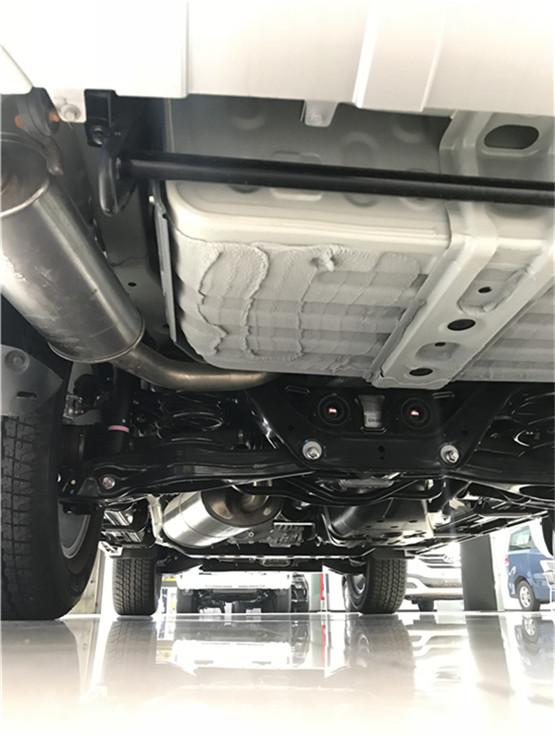 19款三菱帕杰罗v97内装设计的主题是"强劲之中融入崭新感觉,使室内