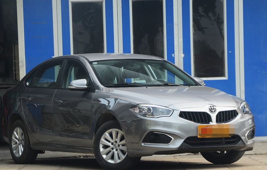 中华h230的外形炫酷很漂亮颜值也非常的在线非常适合年轻人