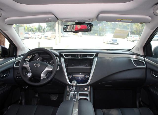 而从内饰方面来看,升级过后的楼兰的设计有着肉眼可见的变化,虽然从