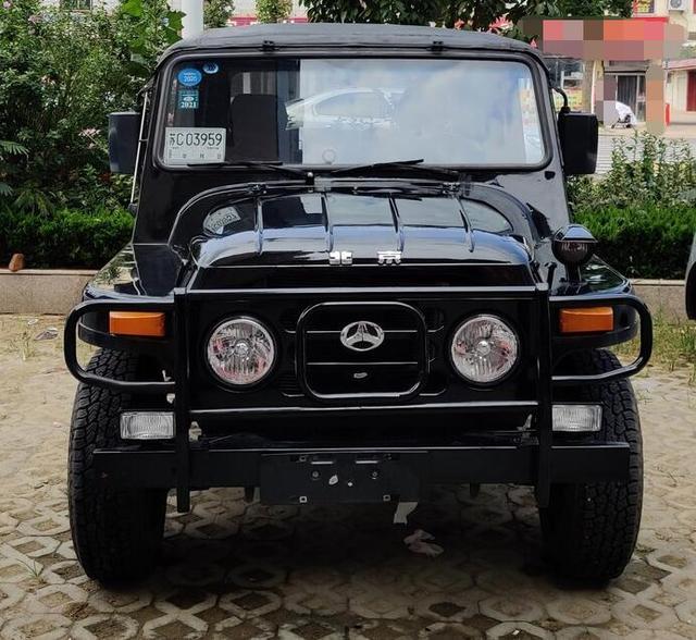 最豪华的北汽bj212亮相真皮内饰液晶仪表酷黑色外观可真帅气