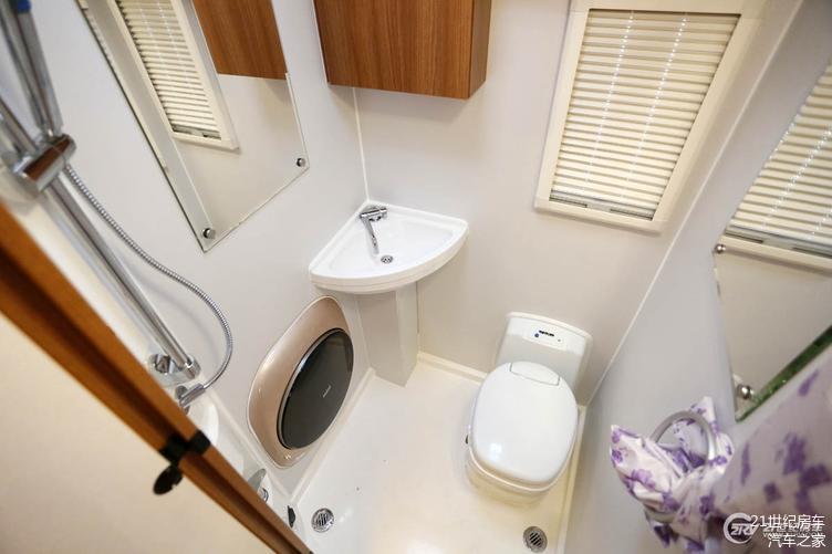 整体式卫生间位于卡座沙发后方,卫生间门与车载冰箱一样在表面采用