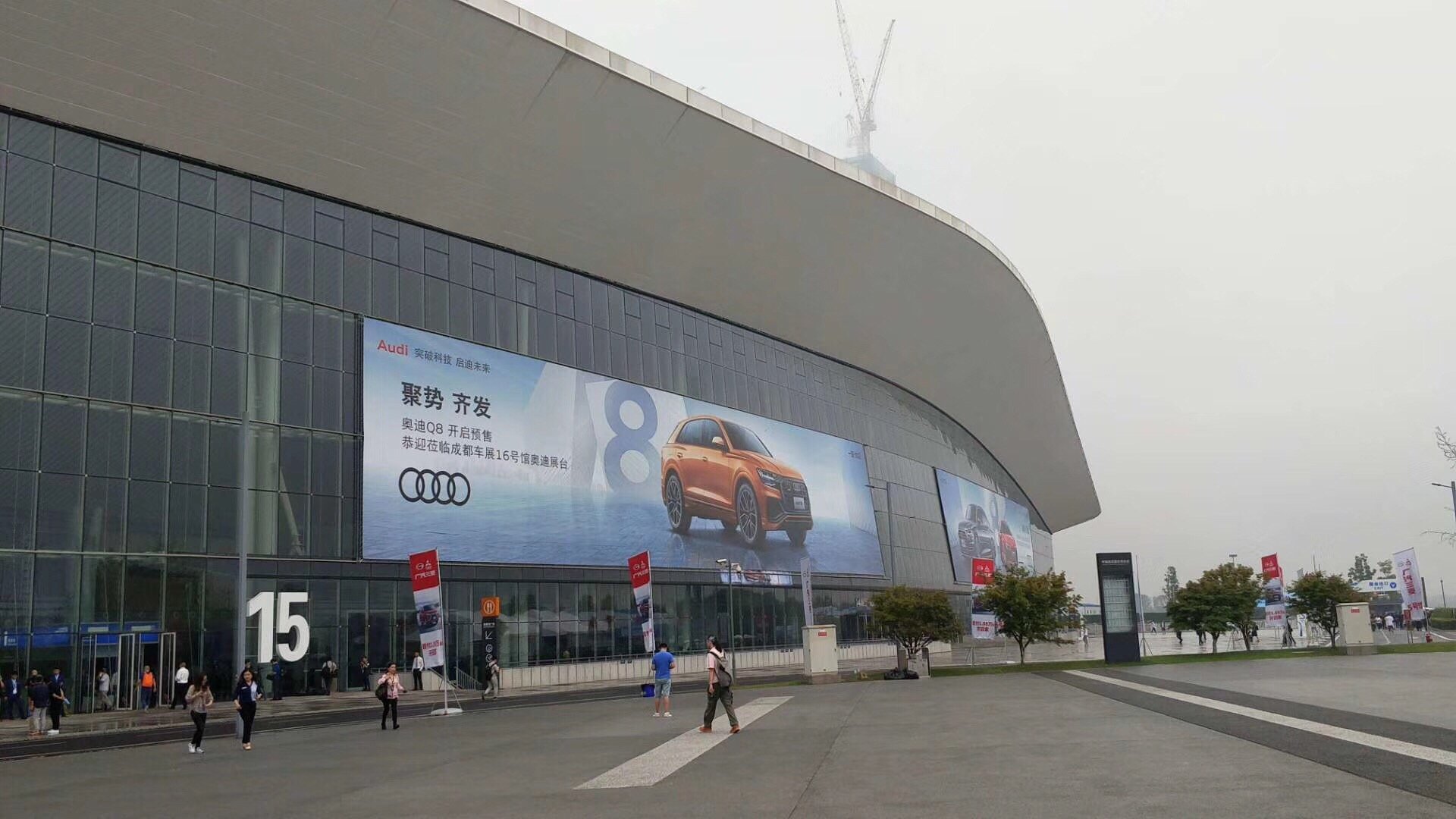 成都车展户外广告真是bba顺序都没变