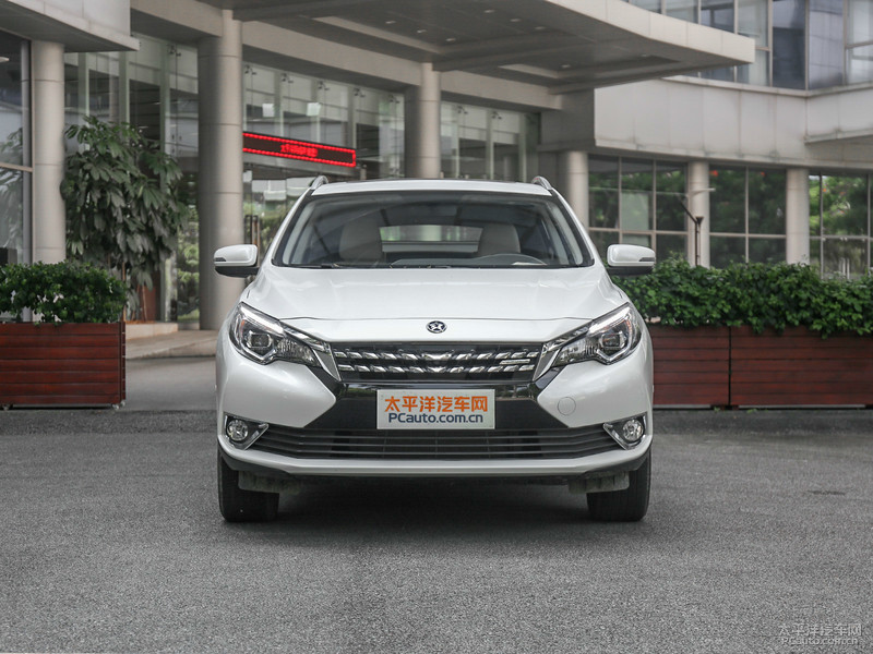 启辰t902018款新款启辰t90相较于现款的改动较大,前脸采用全新的家族