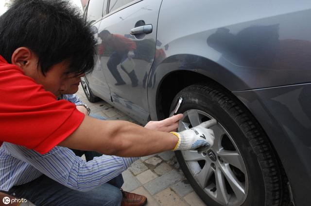 轮胎蹭到马路牙子 车轮胎被道牙蹭黑一片怎么办 易车