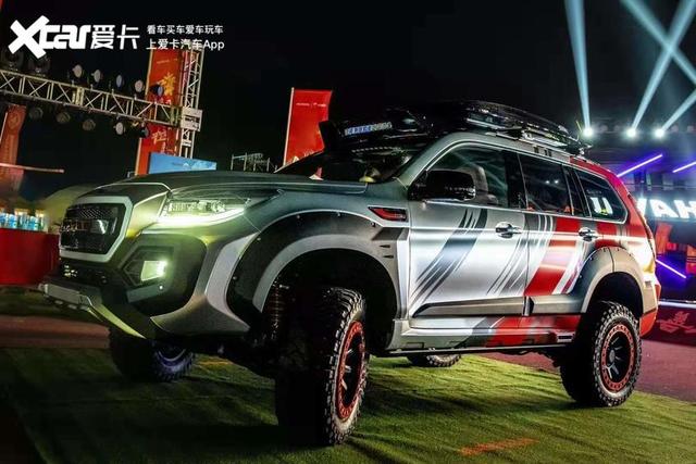 车身侧面,哈弗h9·罗伦士改装版侧面的防擦饰板采用了黑色设计,换装了
