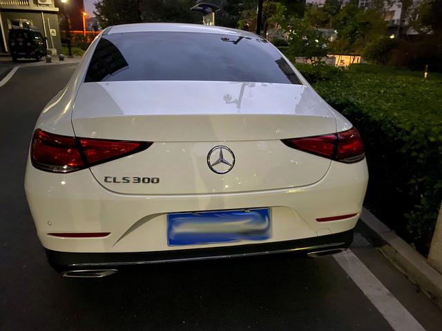 奔驰cls街道实拍尾部设计有点难接受
