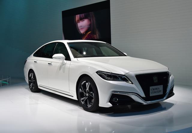 全新15代皇冠,比宝马3系还运动,四出排气配359马力,就等它国产