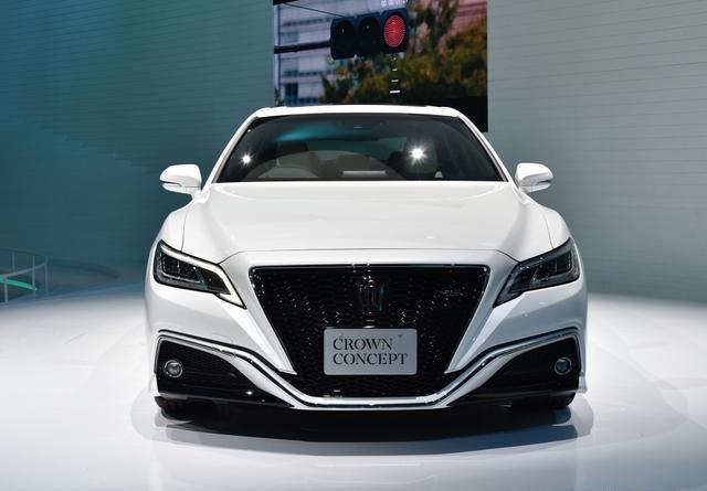 全新15代皇冠,比宝马3系还运动,四出排气配359马力,就等它国产