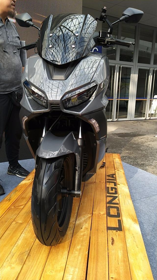 龙嘉两款300水冷踏板,运动与复古,abs大座桶9l油箱,你喜欢吗?