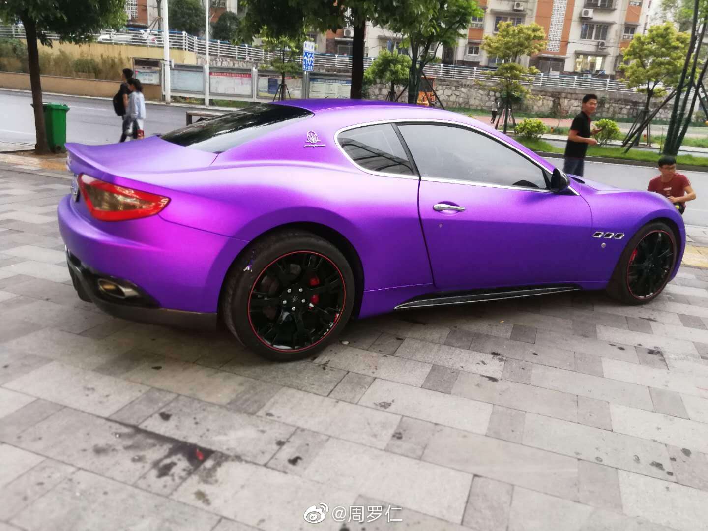 玛莎拉蒂车身改色陶瓷紫呈现出一种高雅的魅力