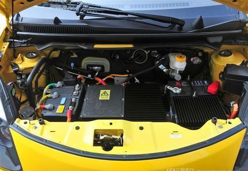 众泰云100plus的慢充插口放在了车辆的左侧,充满时间为6-8小时.